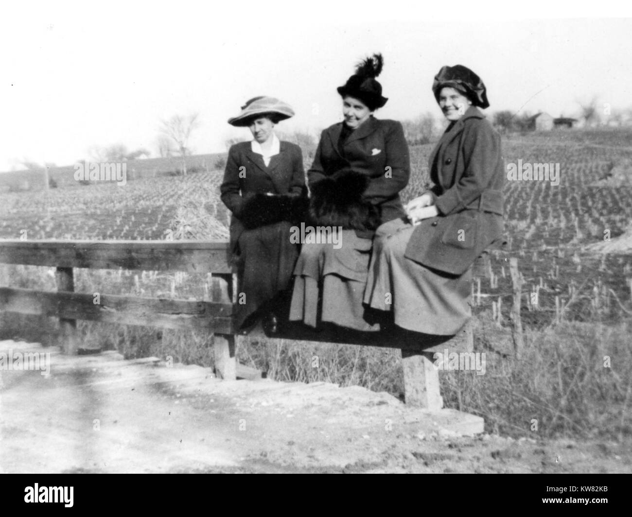 Bess Wallace, che divenne la prima signora Presidente Harry S Truman e due donne non identificato seduto su una fattoria la recinzione, 1912. Immagine cortesia archivi nazionali. Foto Stock
