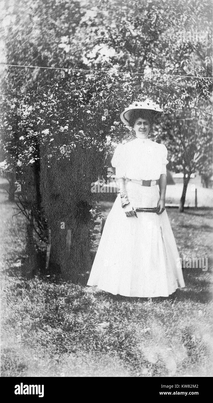 Ritratto di giovane Bess Wallace, che divenne la prima signora Presidente Harry S Truman, in un abito stravagante da un rosebush, 1907. Immagine cortesia archivi nazionali. Foto Stock