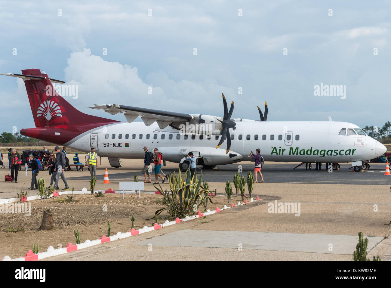 I passeggeri partono da un volo di Air Madagascar in aeroporto. Madagascar, Africa. Foto Stock