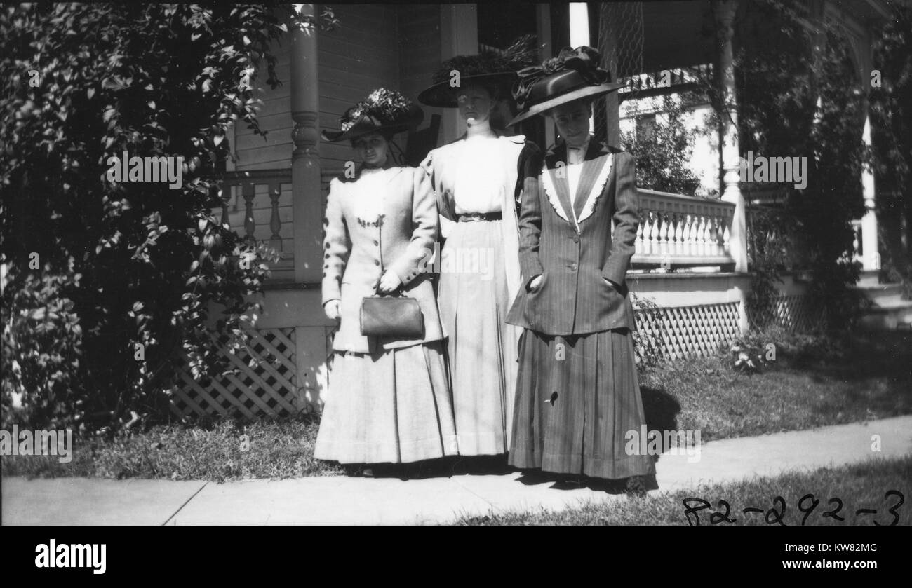 Bess Wallace, che divenne la prima signora Presidente Harry S Truman, con due signore non identificato come le tre donne stand in abiti di fronte a una casa, 1908. Immagine cortesia archivi nazionali. Foto Stock