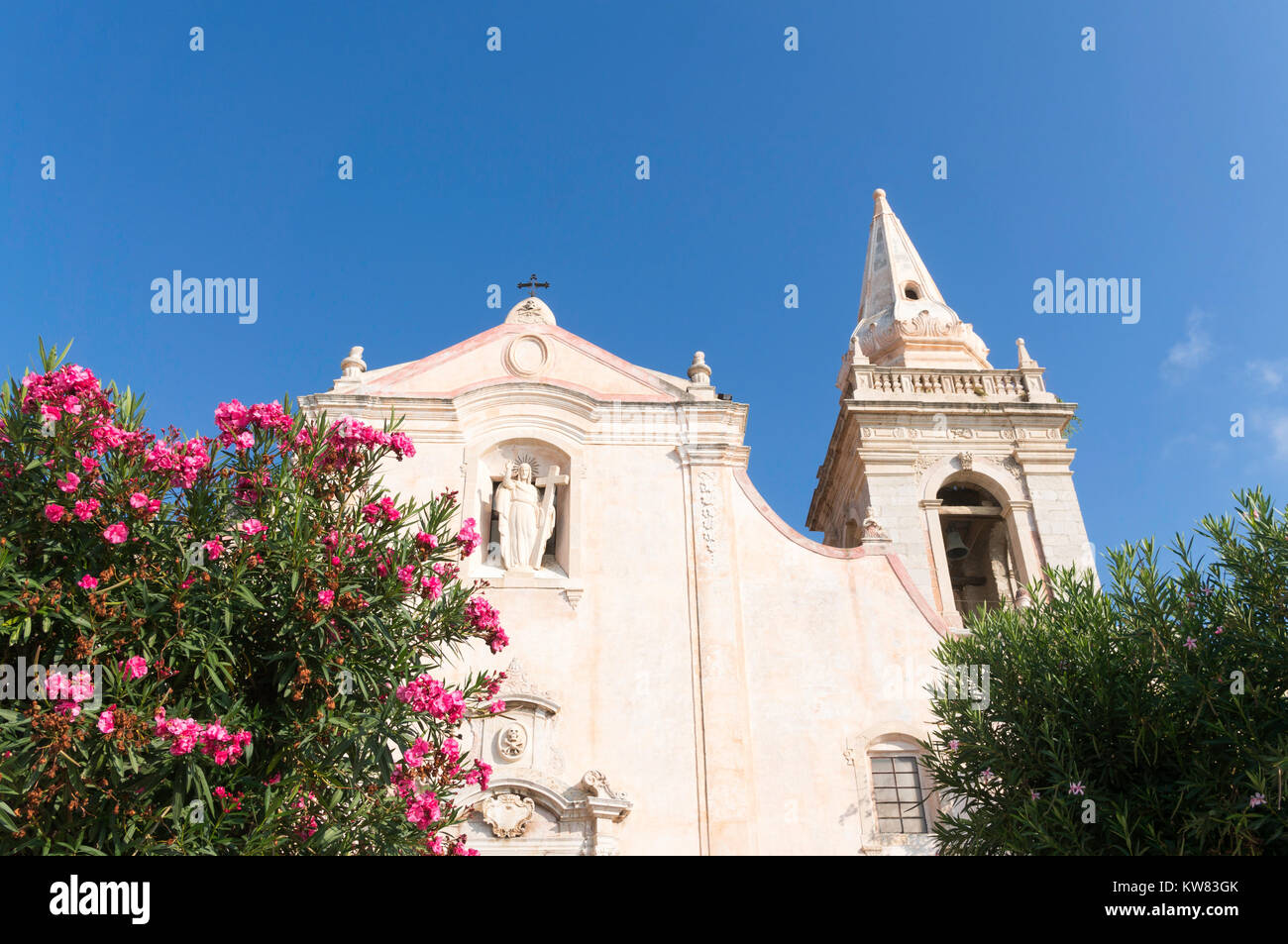 La Chiesa di San Giuseppe e la Chiesa di San Giuseppe, Piazza IX Aprile, Taormina centro storico, Sicilia, Europa Foto Stock