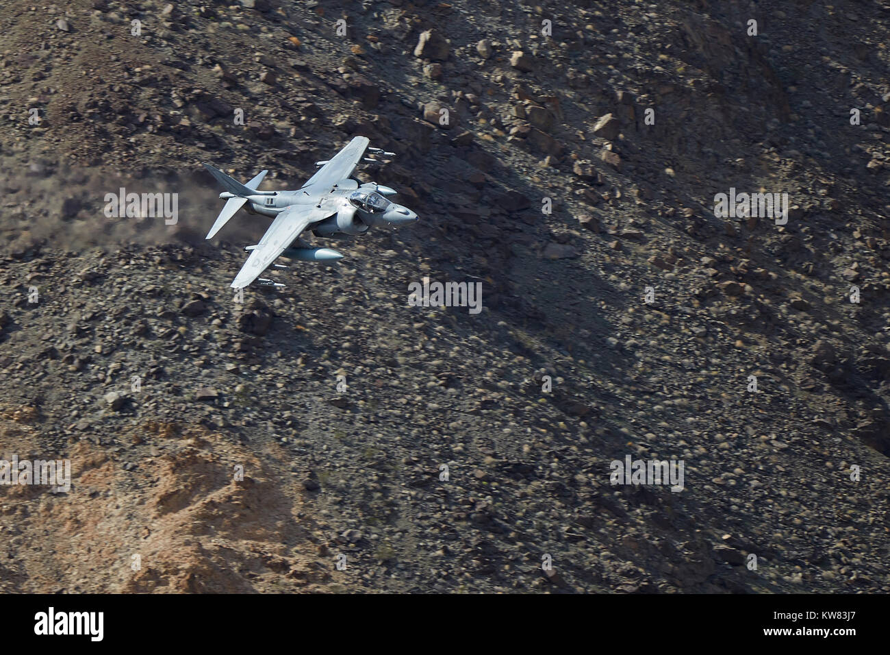 Corpo della Marina degli Stati Uniti AV-8B Harrier II aereo a reazione volare a bassa e ad alta velocità oltre il Deserto Mojave in California, Stati Uniti d'America. Foto Stock