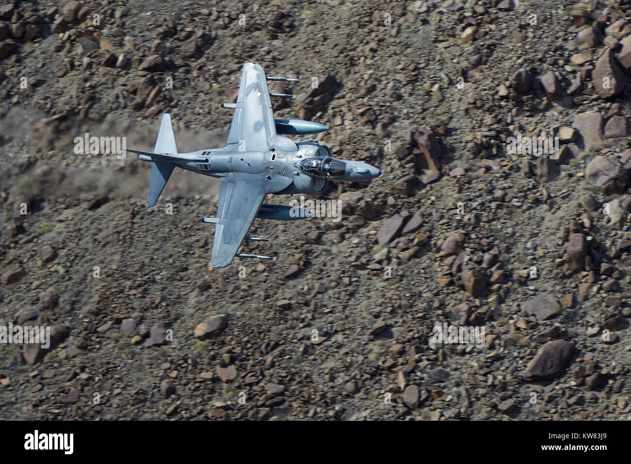 Corpo della Marina degli Stati Uniti AV-8B Harrier II V/STOL attacco a terra Jet volando a bassa quota e ad alta velocità attraverso un deserto Canyon in California, Stati Uniti d'America. Foto Stock