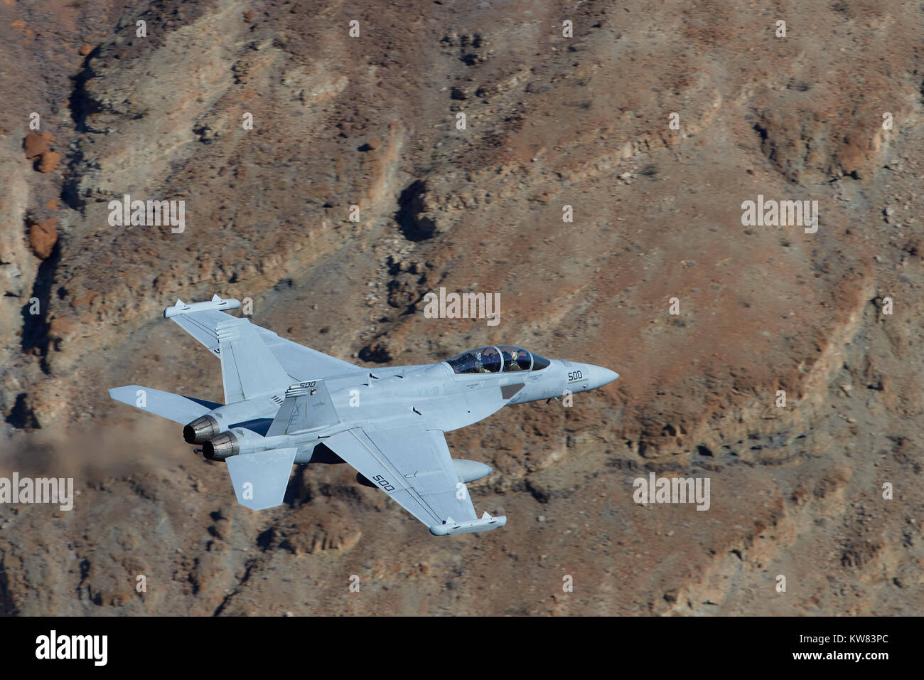 US Navy EA-18G Growler Electronic Warfare aerei volando a bassa quota e ad alta velocità attraverso il Rainbow Canyon California. Foto Stock