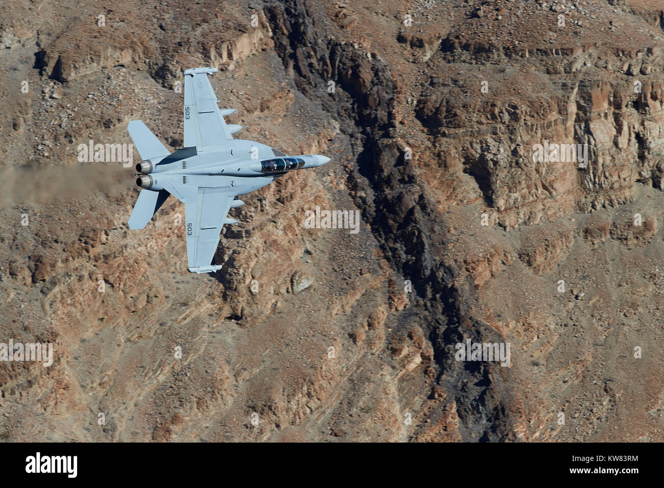 US Navy EA-18G Growler Electronic Warfare aerei volando a bassa quota e ad alta velocità attraverso il Rainbow Canyon California. Foto Stock