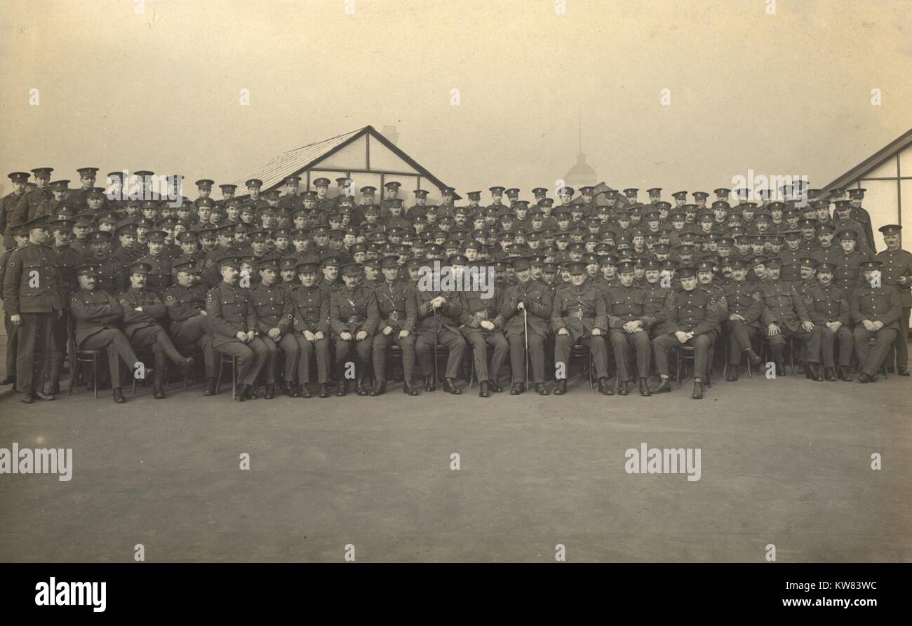 Gruppo di ufficiali militari posano per una foto di gruppo presso il King George Ospedale Militare, Londra, Inghilterra, 1915. Foto Stock