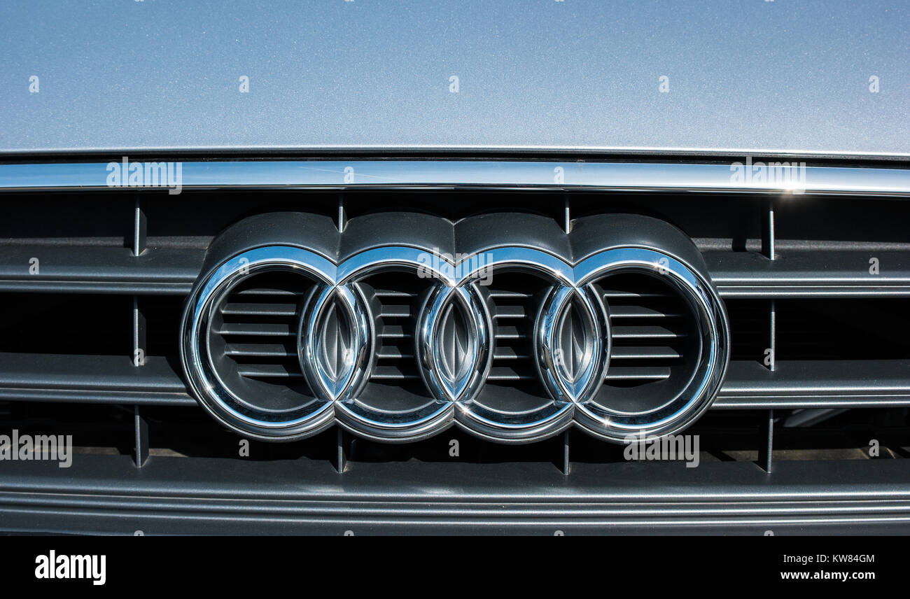 Logo Audi su una griglia per auto. Audi è un'azienda automobilistica tedesca che progetta, progetta, produce, commercializza e distribuisce automobili di lusso Foto Stock