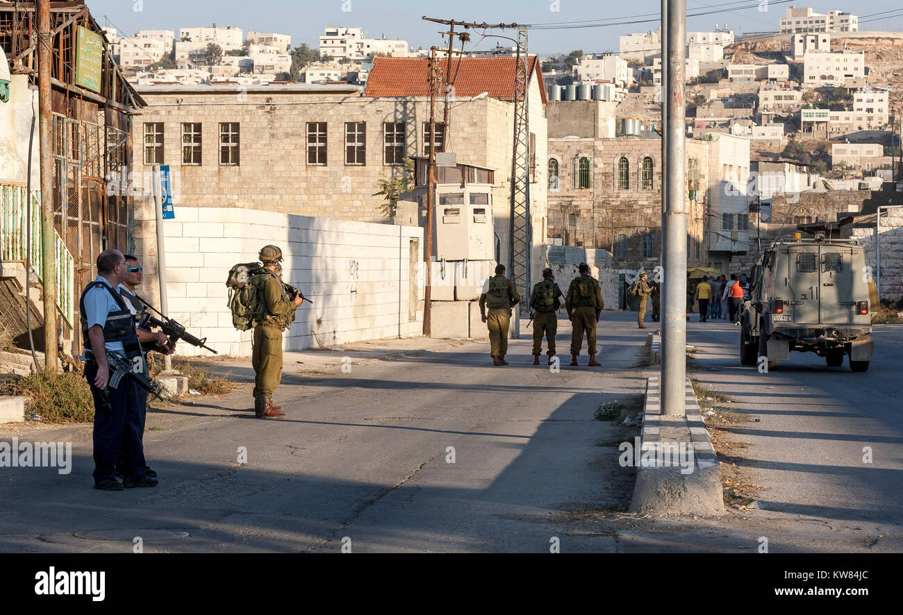 Hebron, Palestina, 7 novembre 2010. Soldati israeliani pattugliano le strade della città vecchia di Hebron. Hebron città vecchia è stata chiusa dalle Forze di Difesa Israeliane per Foto Stock