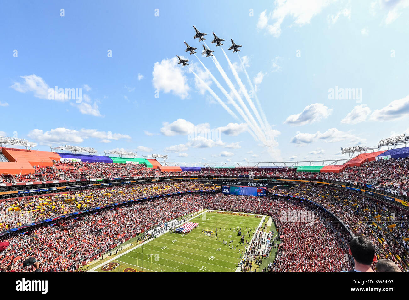 La United States Air Force Thunderbirds condurre un cavalcavia prima di una partita tra Philadelphia Eagles e Washington Redskins, sept10, 2017 a Foto Stock