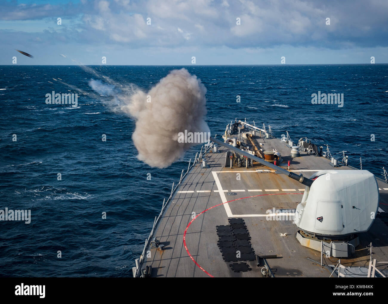 Il Arleigh Burke-class missile destroyer USS Mitscher (DDG 57) incendi un contrassegno 45 5 pollici gun Foto Stock