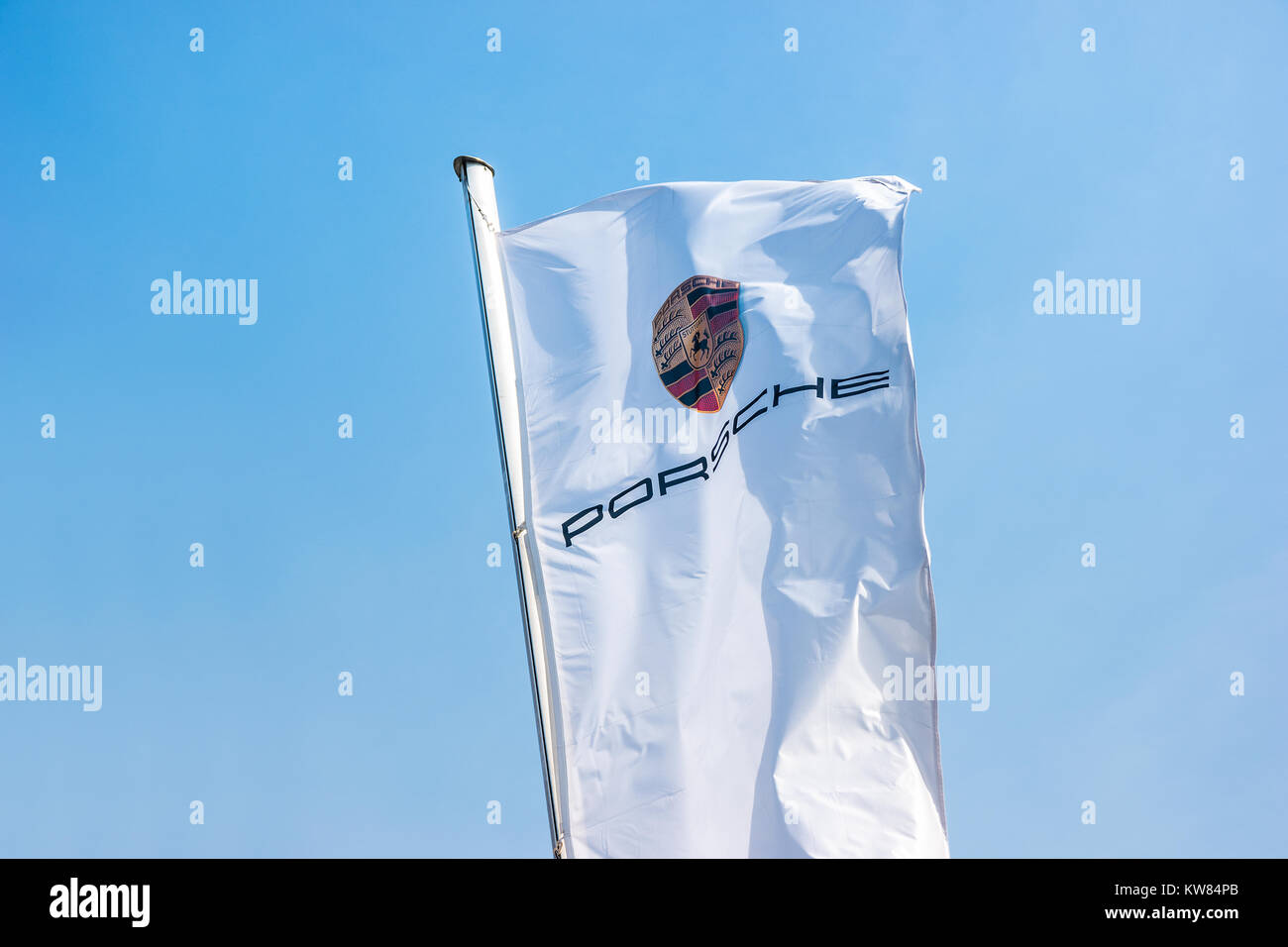 Logo Porsche su una bandiera. Ferdinand Porsche ha fondato la società nel 1931 con uffici principali nel centro di Stoccarda. Foto Stock