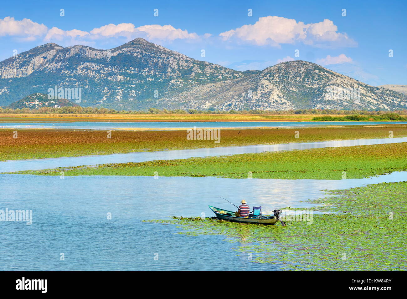 La pesca in barca sul Lago di Skadar, Montenegro Foto Stock
