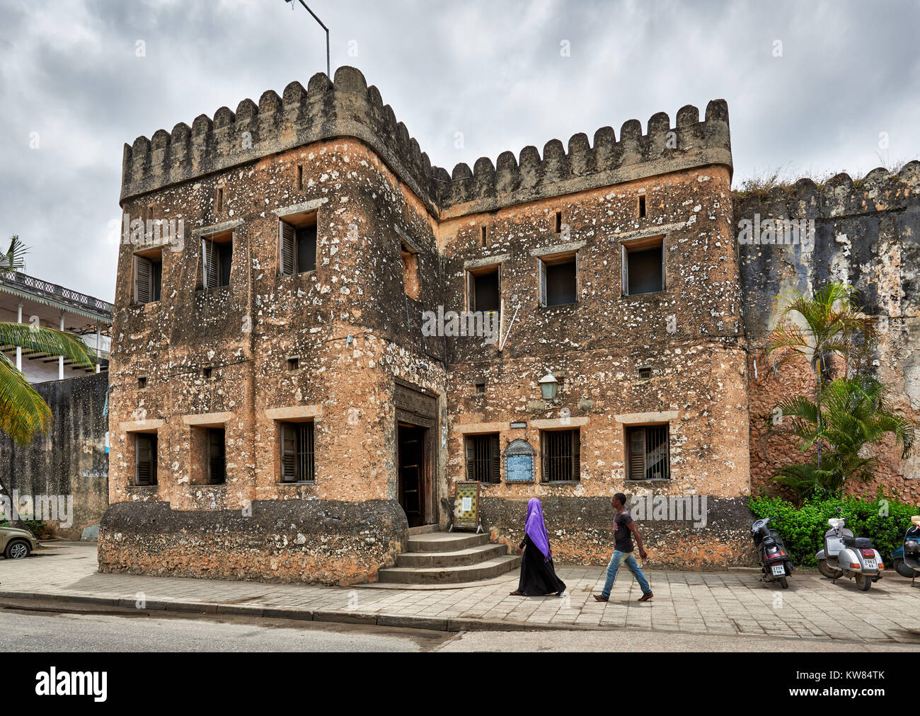 Il vecchio forte di Stone Town Ngome Kongwe, Sito Patrimonio Mondiale dell'UNESCO, Zanzibar, Tanzania Africa Foto Stock