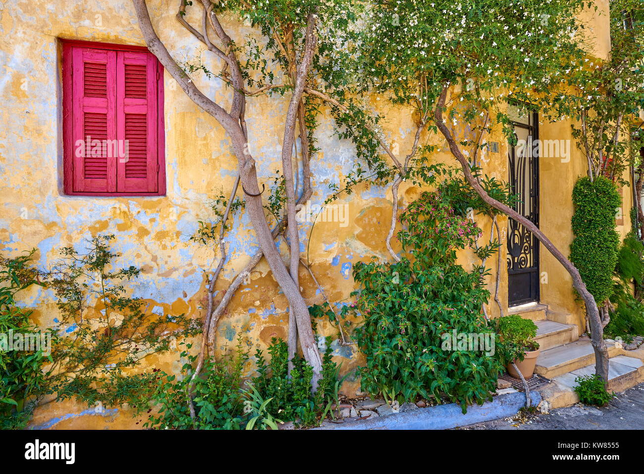 Case colorate di Anafiotika trimestre sotto l'Acropoli di Atene, Grecia Foto Stock