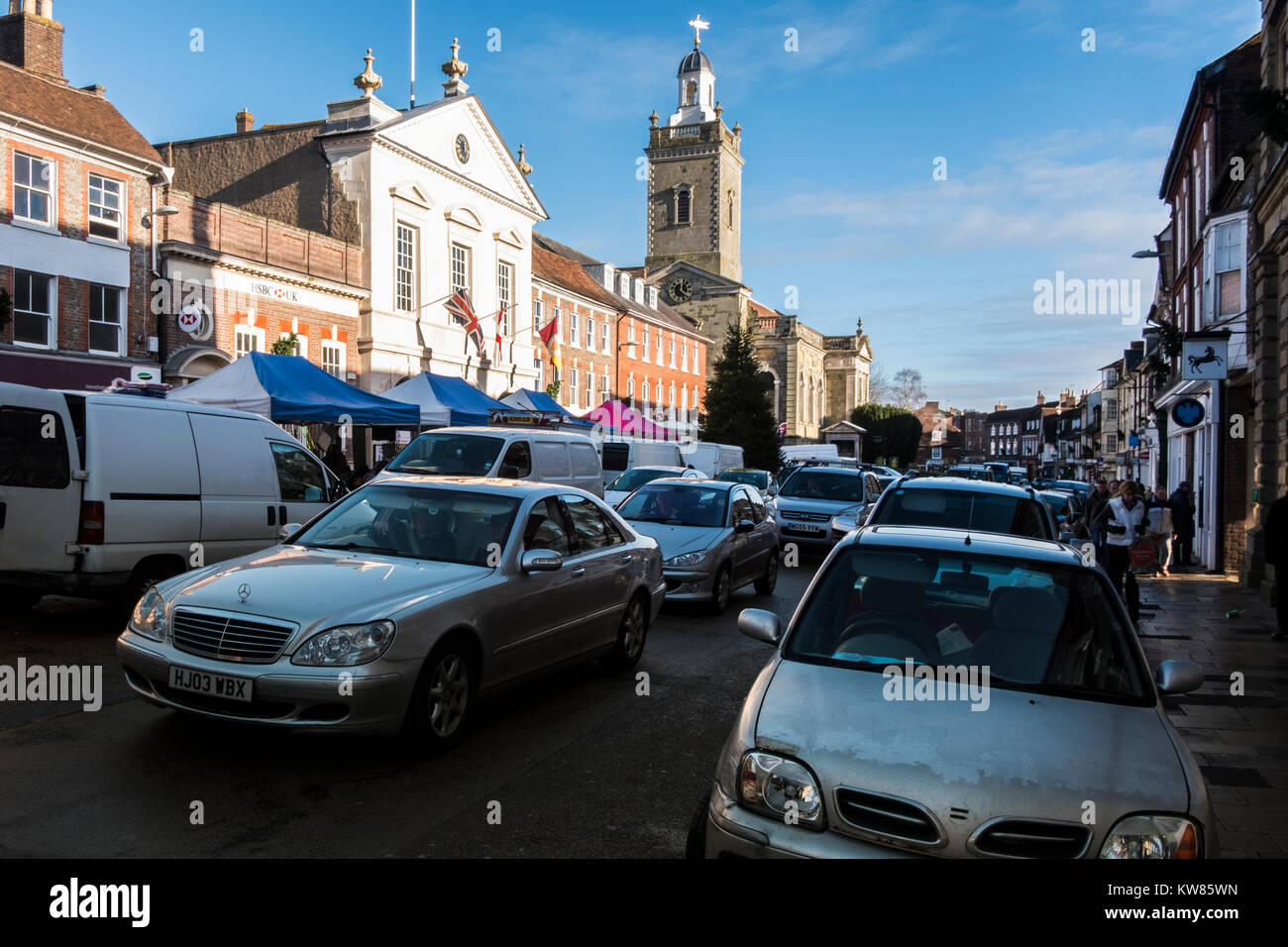 Poco trafficata città mercato di Blandford Dorset Regno Unito con un sacco di traffico. Foto Stock