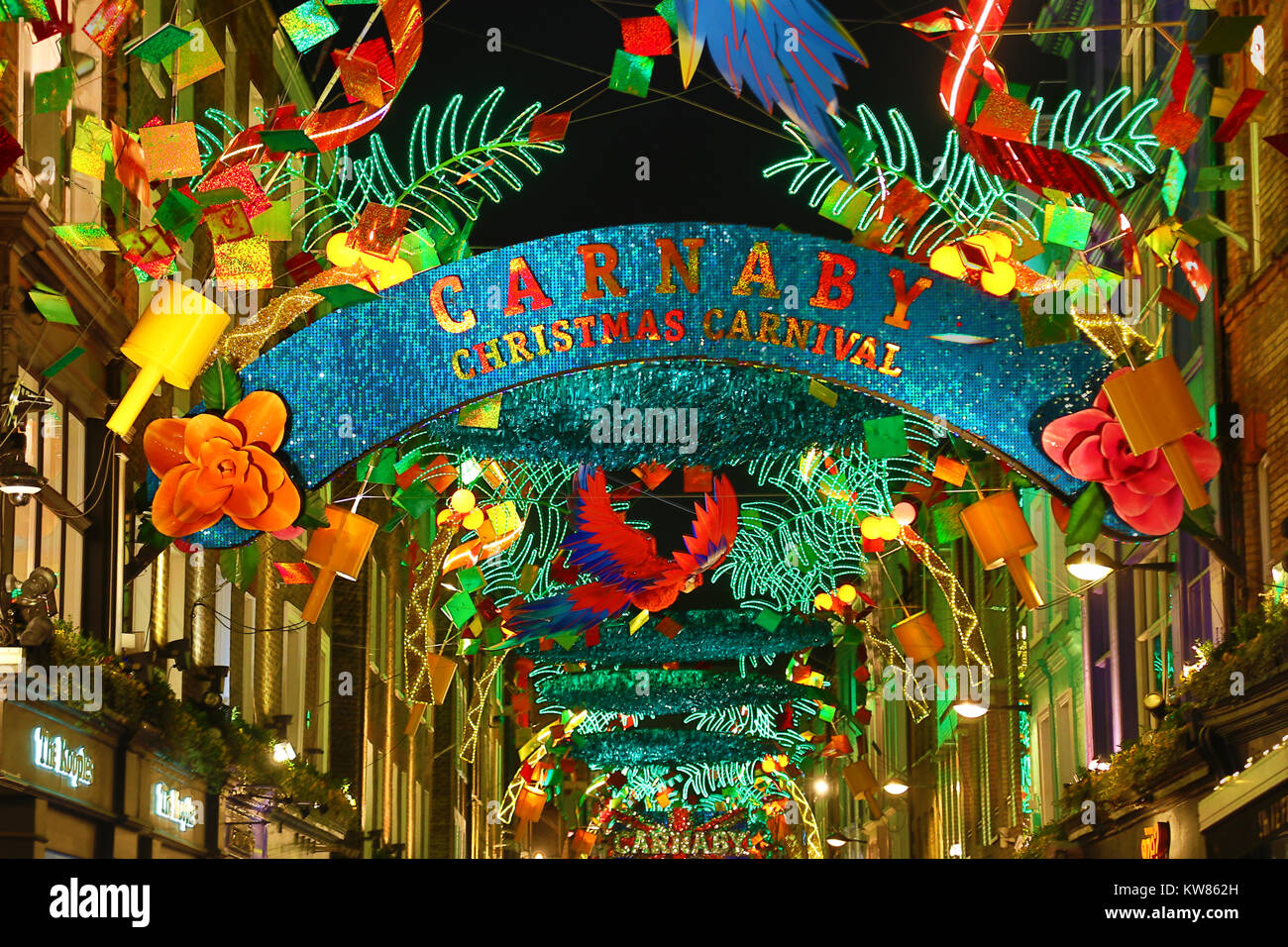 Le luci di Natale in Carnaby Street, Londra con un tropicale Xmas tema di Carnevale Foto Stock