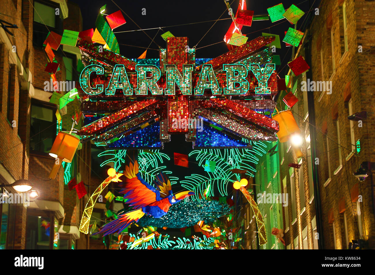 Le luci di Natale in Carnaby Street, Londra con un tropicale Xmas tema di Carnevale Foto Stock