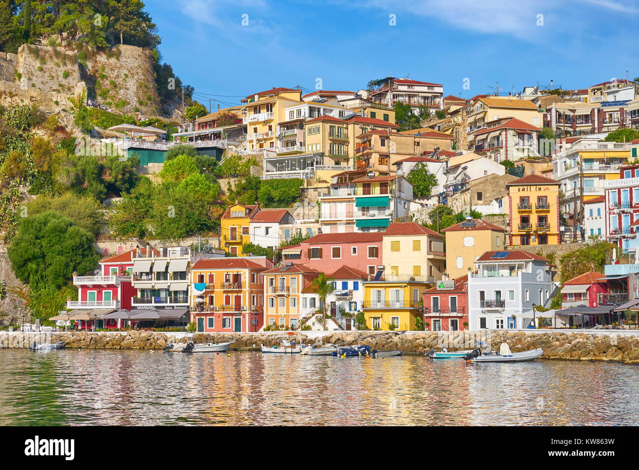 Colorate case dipinte a Parga resort, Grecia Foto Stock