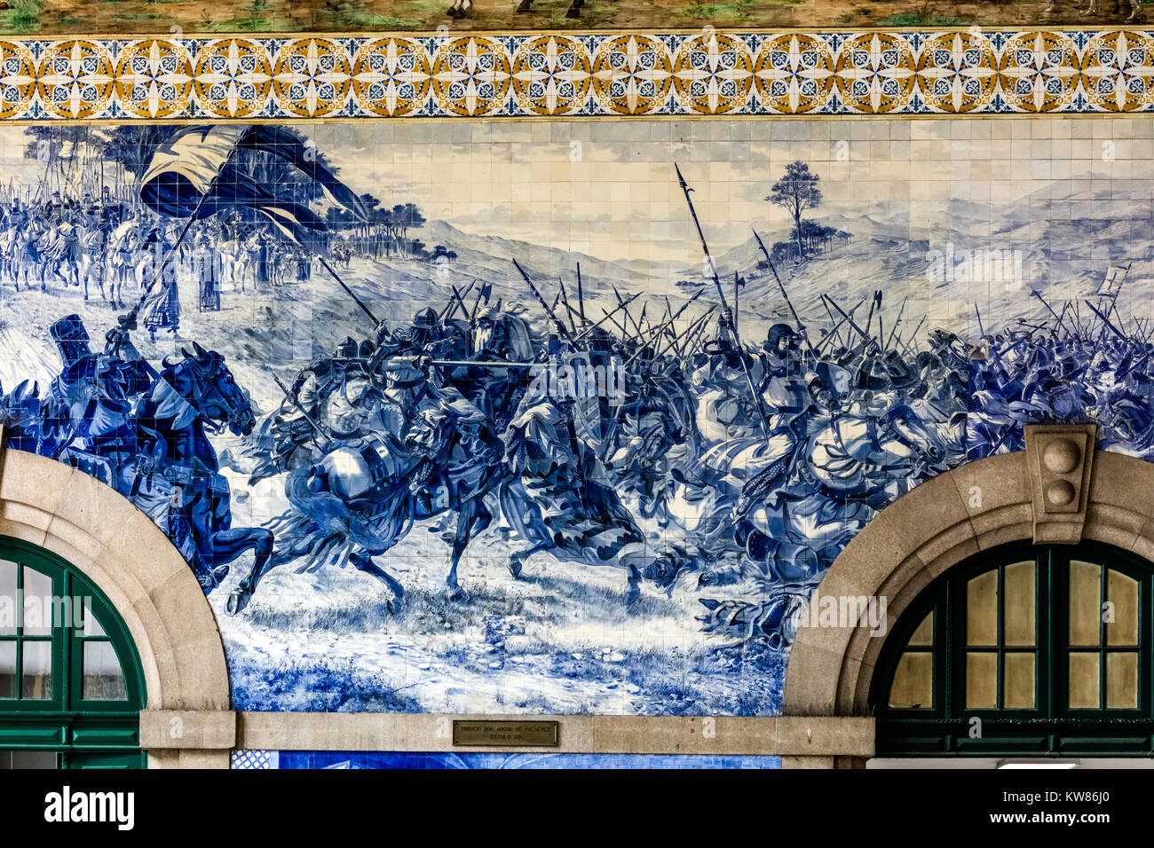 Porto, Portogallo, 15 agosto 2017: alla stazione ferroviaria di Sao Bento del pannello azulejo da Jorge Colaco circa 1916, raffigurante il 1140 Battaglia di Valdevez tra Foto Stock