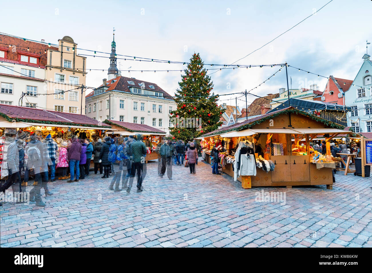 TALLINN, Estonia - 24 dicembre 2017: turisti al mercatino di natale nella città vecchia di Tallinn in Estonia il 24 dicembre, 2017 Foto Stock