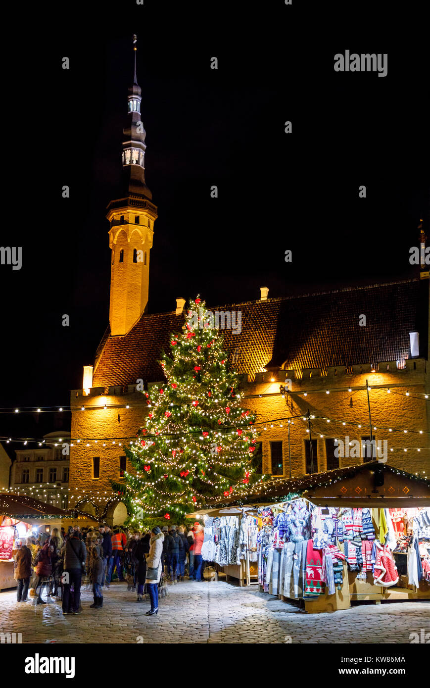 TALLINN, Estonia - 24 dicembre 2017: turisti al mercatino di natale nella città vecchia di Tallinn in Estonia il 24 dicembre, 2017 Foto Stock