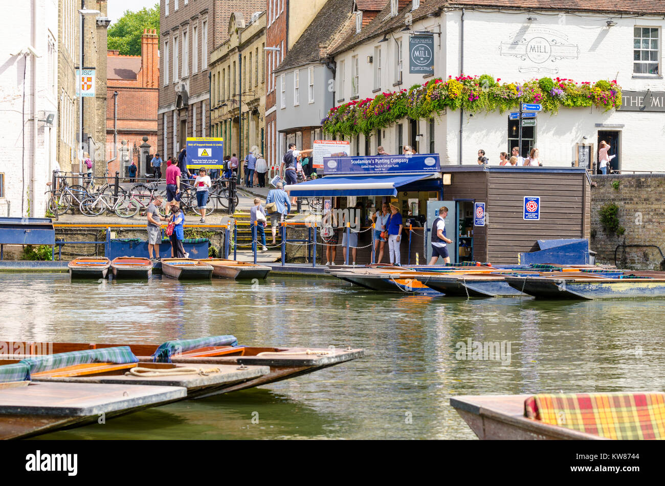 Sterline sul mulino stagno in Cambridge, UK, con il mulino gratuitamente casa public house pub nel backgrouns Foto Stock