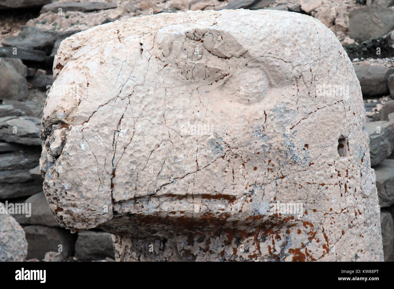 Monte Nemrut è un 2,134-metro-alta (7,001 ft) montagna nel sud-est della Turchia, notevole per il vertice in cui un certo numero di grandi statue sono erette arou Foto Stock