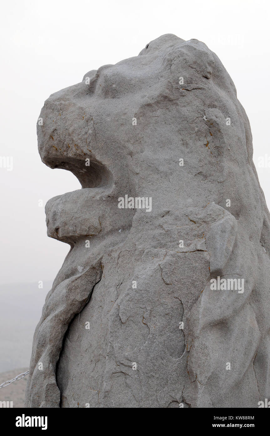 Monte Nemrut è un 2,134-metro-alta (7,001 ft) montagna nel sud-est della Turchia, notevole per il vertice in cui un certo numero di grandi statue sono erette arou Foto Stock