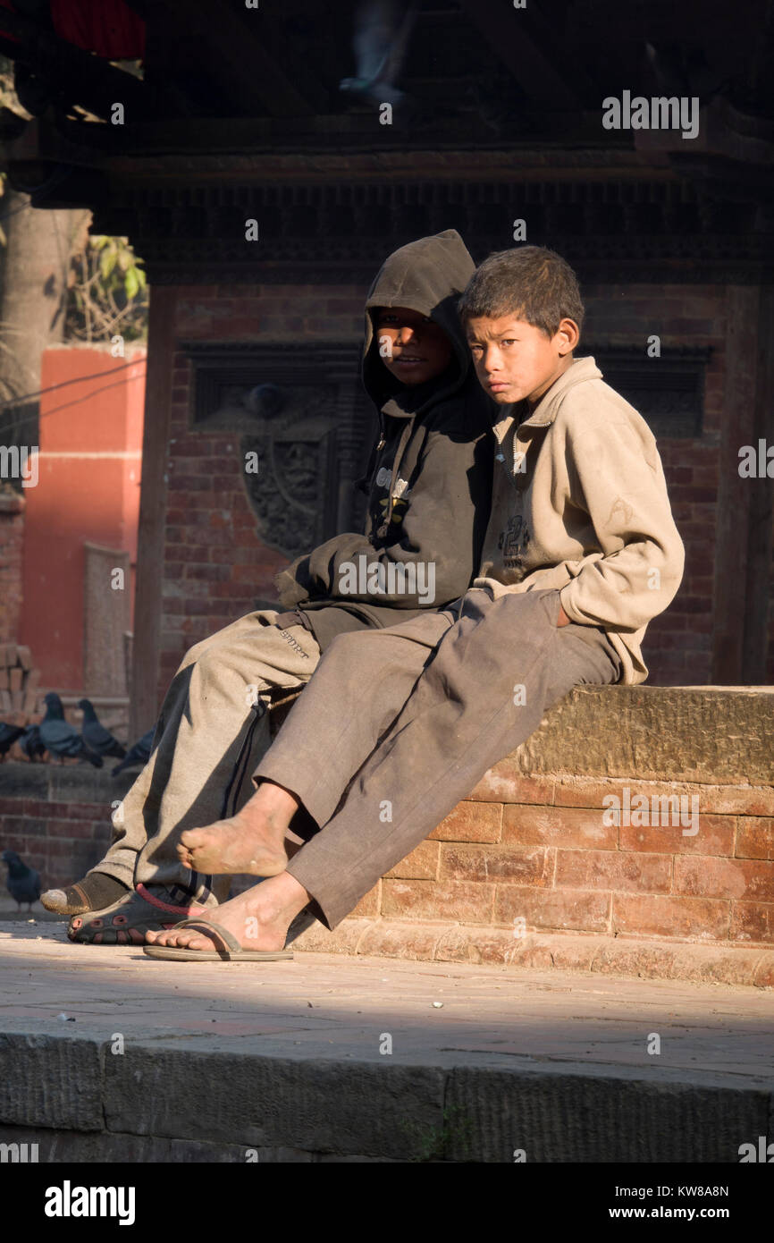 Due ragazzi nepalesi seduto in strada a Kathmandu in Nepal Foto Stock