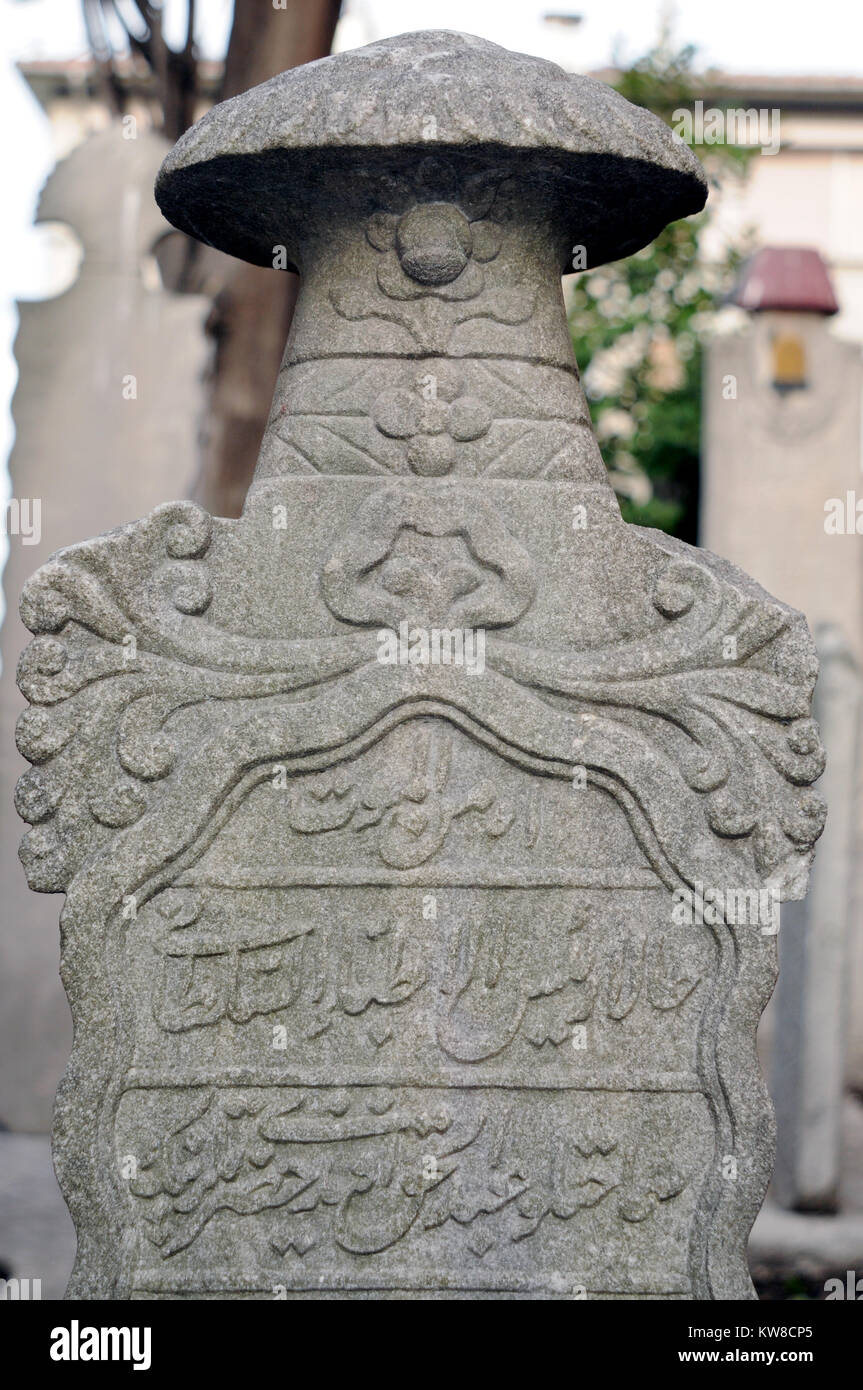 Dicembre 22,2010 ISTANBUL.pietre tombali erano rimasti dall epoca Ottomana.ciascuna tomba pietra ha qualche vecchio tipo di calligrafica scritti su di esso. Foto Stock