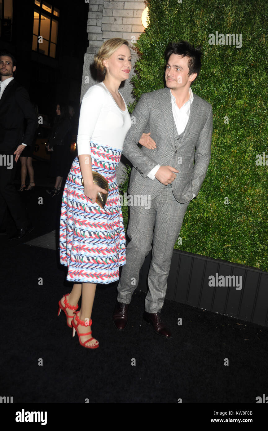 NEW YORK, NY - 18 aprile: Aimee Mullins, Rupert amico assiste l'undicesima edizione del Chanel Tribeca Film Festival Artisti Cena presso Balthazar il 18 aprile 2016 a New York City. Persone: Aimee Mullins, Rupert amico Foto Stock