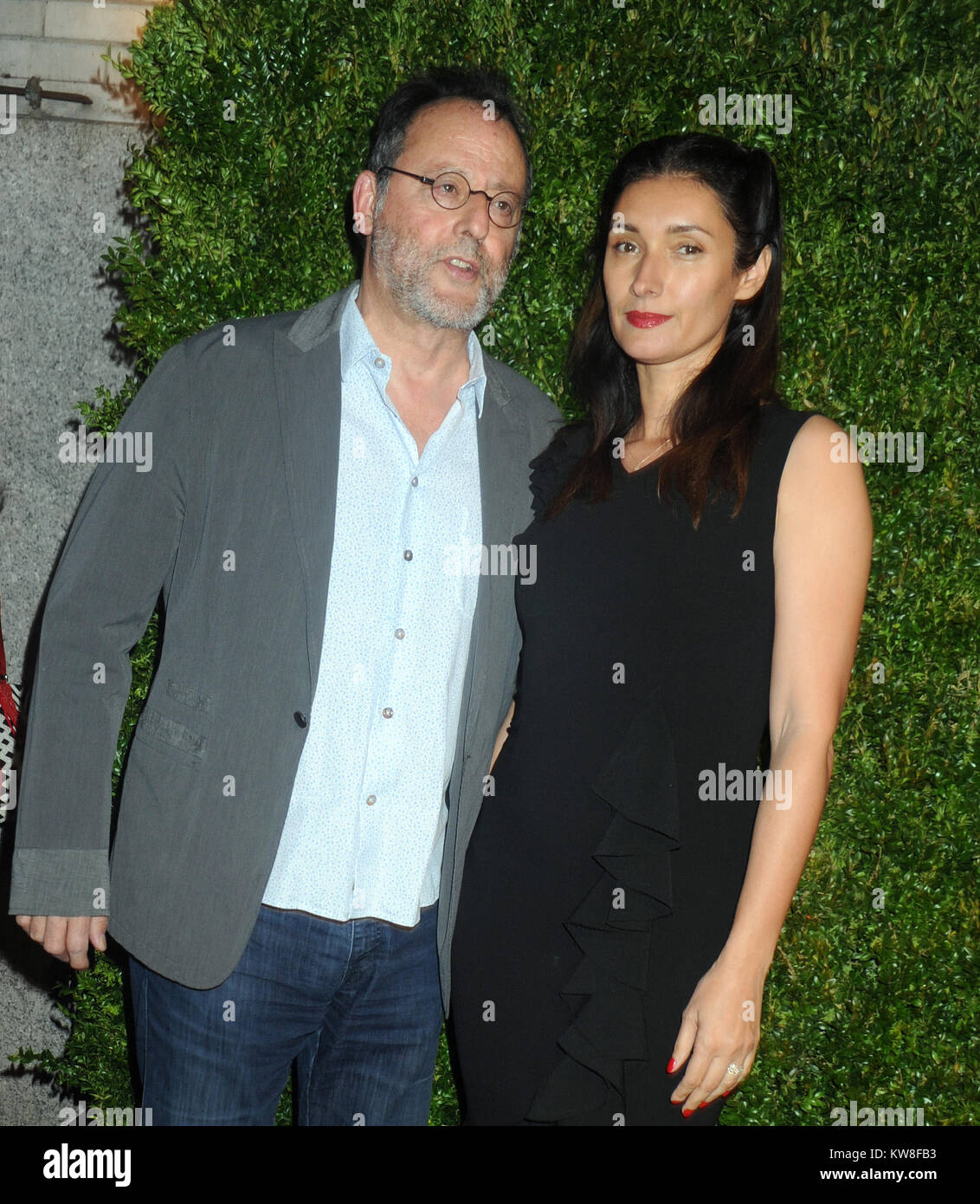 NEW YORK, NY - 18 aprile: Jean Reno, Zofia Borucka assiste l'undicesima edizione del Chanel Tribeca Film Festival Artisti Cena presso Balthazar il 18 aprile 2016 a New York City. Persone: Jean Reno, Zofia Borucka Foto Stock