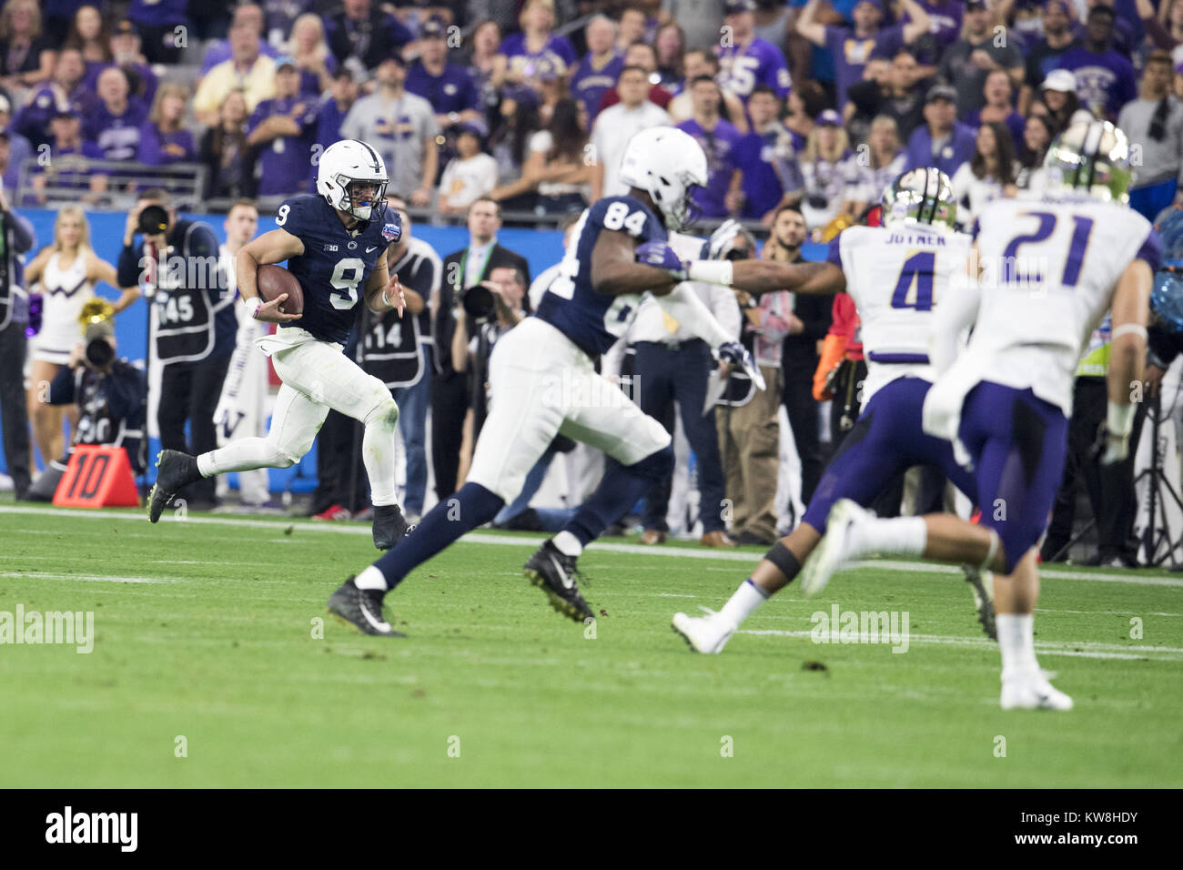 Phoenix, Arizona, Stati Uniti. 30 Dic, 2017. Penn State il quarterback MCSORLEY traccia (09) corre la sfera contro Washington Sabato, Dicembre 30, 2017, durante il 2017 Playstation Fiesta Bowl presso la University of Phoenix Stadium di Phoenix, Arizona. Penn State ha vinto 35-28 contro Washington. Credito: Jeff Brown/ZUMA filo/Alamy Live News Foto Stock