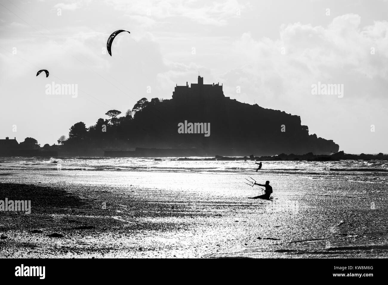 Marazion, Cornwall, Regno Unito. Il 31 dicembre 2017. Regno Unito Meteo. Kite-surf sulla spiaggia di Marazion rendendo più di venti forti e salva portato su come tempesta Dylan si muove verso il nord del paese. Le temperature sono state un mite 12 gradi C, e pesanti piogge durante la notte sono stati cancellati per portare un po' di sole. Credito: Simon Maycock/Alamy Live News Foto Stock