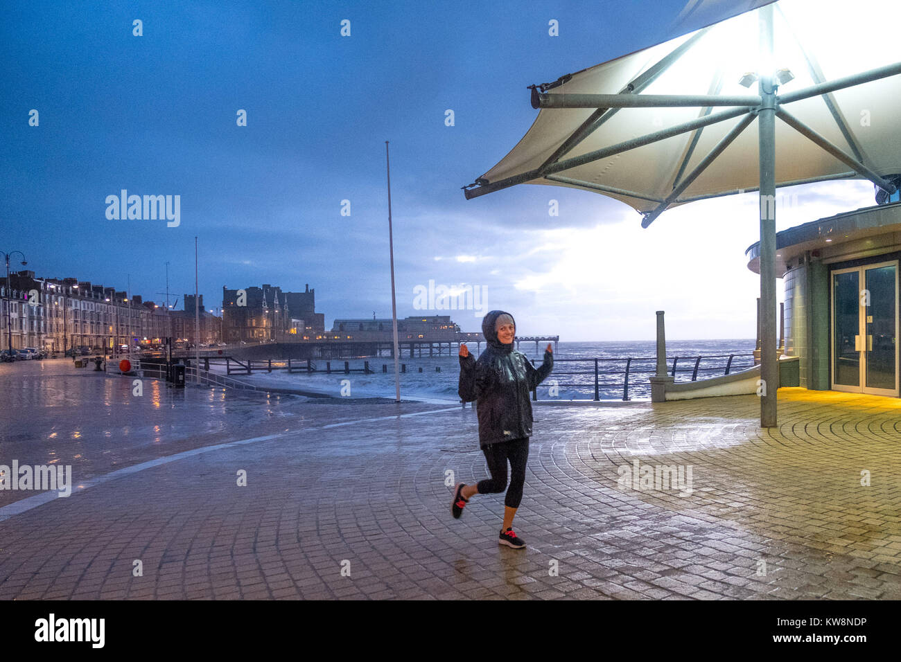 Aberystwyth Wales UK, Capodanno, domenica 31 dicembre 2017 UK Meteo: l'ultimo giorno del 2017, Capodanno, Dicembre 31st, Storm Dylan spazia su Aberystwyth, sulla costa occidentale del Galles, portando freddo gale force 7, vento con raffiche fino a 32 mph e bande di pilotaggio del gelido pioggia e grandine Photo credit: Keith Morris/Alamy Live News Foto Stock