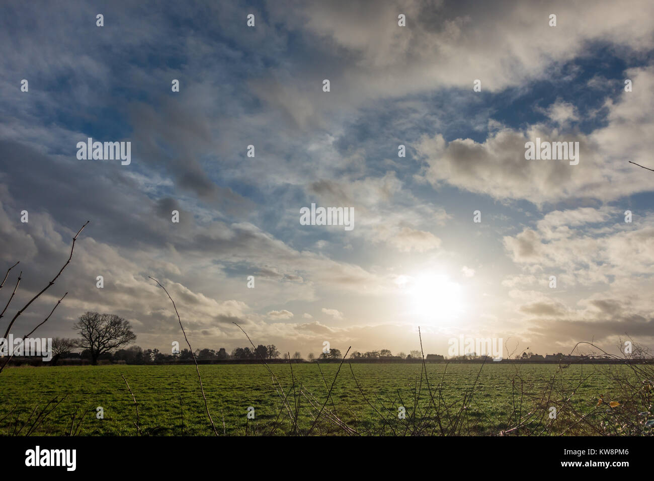 Wolverhampton, Regno Unito. 31 dic 2017. Regno Unito: Meteo i picchi di sole attraverso le nuvole alla fine della giornata dopo una giornata grigia per il tempo finale nel 2017. Wolverhampton, Regno Unito. Matteo Ashmore/Alamy Live News Foto Stock