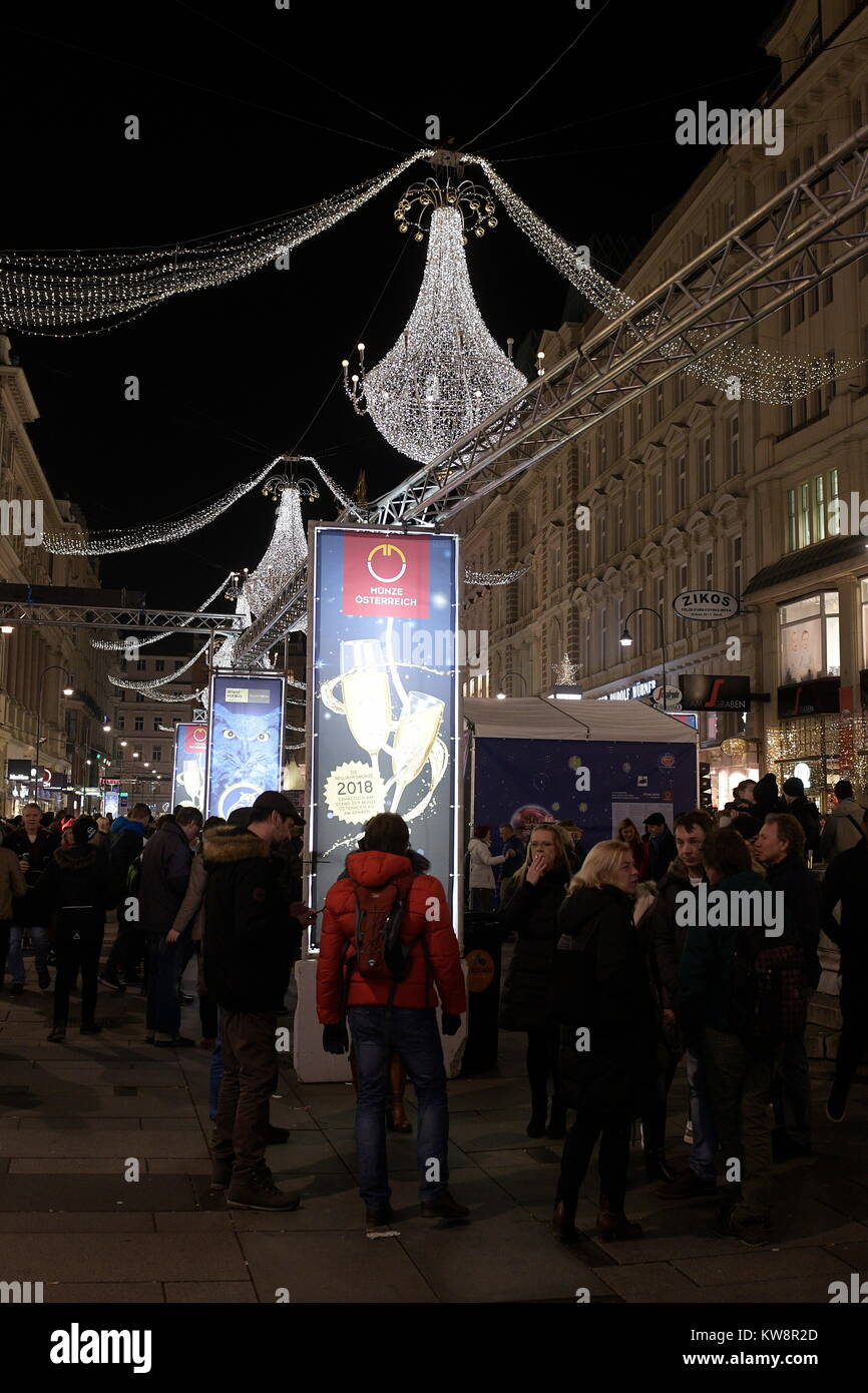 Vienna, Austria, Dicembre 31, 2017. L'ultimo giorno dell'anno, gli ospiti troveranno un attraente programma di intrattenimento su undici stadi e luoghi dal pomeriggio. 600.000 nazionale e ospiti internazionali sono affascinato da questo vivace e interessante offerta ogni anno. L'immagine mostra il viennese di Capodanno percorso nel centro della città in zona pedonale sul Graben(am Graben). Credito: Franz Perc/Alamy Live News Foto Stock