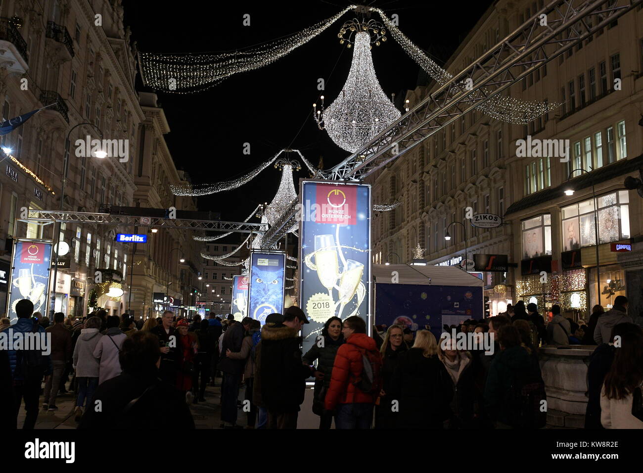 Vienna, Austria, Dicembre 31, 2017. L'ultimo giorno dell'anno, gli ospiti troveranno un attraente programma di intrattenimento su undici stadi e luoghi dal pomeriggio. 600.000 nazionale e ospiti internazionali sono affascinato da questo vivace e interessante offerta ogni anno. L'immagine mostra il viennese di Capodanno percorso nel centro della città in zona pedonale sul Graben(am Graben). Credito: Franz Perc/Alamy Live News Foto Stock