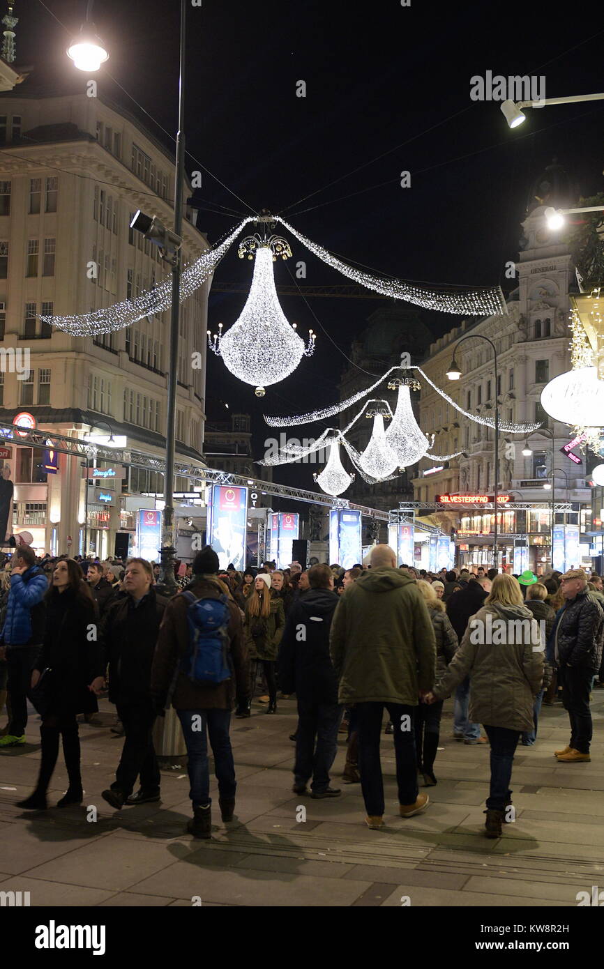 Vienna, Austria, Dicembre 31, 2017. L'ultimo giorno dell'anno, gli ospiti troveranno un attraente programma di intrattenimento su undici stadi e luoghi dal pomeriggio. 600.000 nazionale e ospiti internazionali sono affascinato da questo vivace e interessante offerta ogni anno. L'immagine mostra il viennese di Capodanno percorso nel centro della città in zona pedonale sul Graben(am Graben). Credito: Franz Perc/Alamy Live News Foto Stock