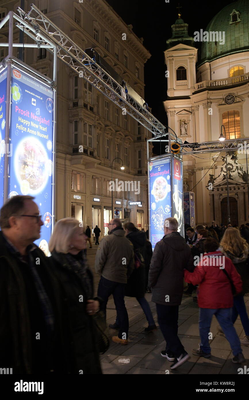 Vienna, Austria, Dicembre 31, 2017. L'ultimo giorno dell'anno, gli ospiti troveranno un attraente programma di intrattenimento su undici stadi e luoghi dal pomeriggio. 600.000 nazionale e ospiti internazionali sono affascinato da questo vivace e interessante offerta ogni anno. L'immagine mostra il viennese di Capodanno percorso nel centro della città in zona pedonale sul Graben(am Graben). Credito: Franz Perc/Alamy Live News Foto Stock