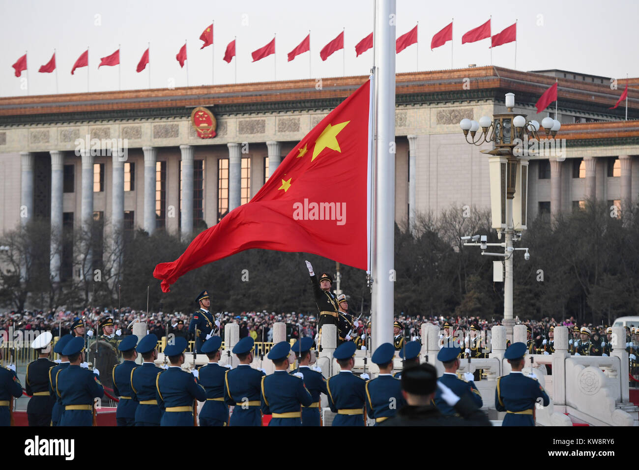 Pechino, Cina. 1a gen, 2018. Guardia d'onore del popolo cinese della Esercito di Liberazione (PLA) eseguire la bandiera nazionale di sensibilizzazione a dovere la Piazza Tian'anmen a Pechino Capitale della Cina, 1 gennaio, 2018. La responsabilità per la sorveglianza della Cina di bandiera nazionale e sparare cannoni salutano in piazza Tiananmen è stata trasferita al popolo cinese della Esercito di liberazione da gen. 1, 2018, come autorizzato dal Comitato Centrale del Partito comunista cinese. Prima di Gen 1, la cerimonia di premiazione è stata condotta dalla polizia armata. Credito: Shen Hong/Xinhua/Alamy Live News Foto Stock