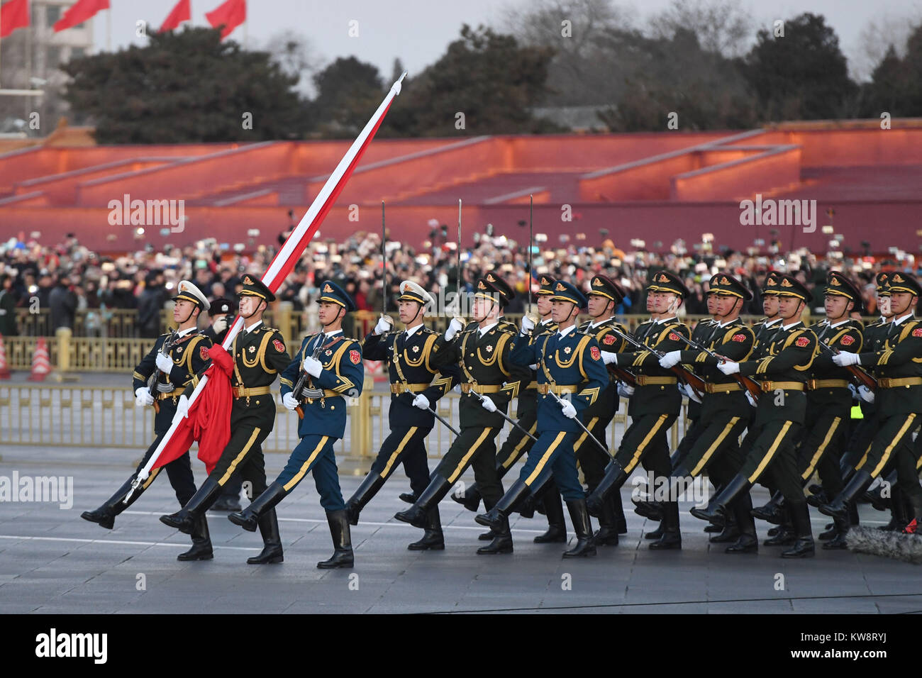 Pechino, Cina. 1a gen, 2018. Guardia d'onore del popolo cinese della Esercito di Liberazione (PLA) eseguire la bandiera nazionale di sensibilizzazione a dovere la Piazza Tian'anmen a Pechino Capitale della Cina, 1 gennaio, 2018. La responsabilità per la sorveglianza della Cina di bandiera nazionale e sparare cannoni salutano in piazza Tiananmen è stata trasferita al popolo cinese della Esercito di liberazione da gen. 1, 2018, come autorizzato dal Comitato Centrale del Partito comunista cinese. Prima di Gen 1, la cerimonia di premiazione è stata condotta dalla polizia armata. Credito: Shen Hong/Xinhua/Alamy Live News Foto Stock