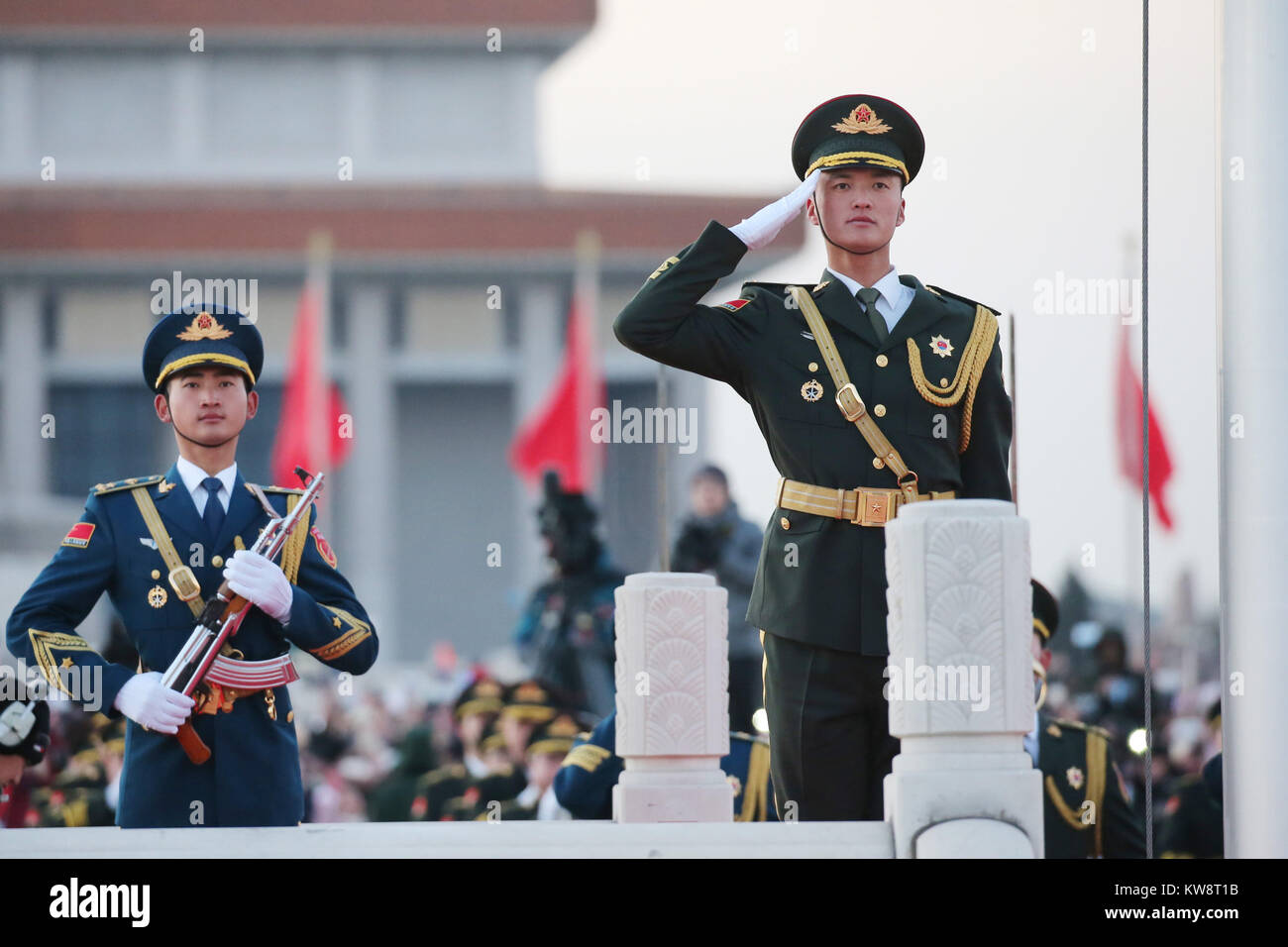 Pechino, Cina. 1a gen, 2018. Guardia d'onore del popolo cinese della Esercito di Liberazione (PLA) eseguire la bandiera nazionale di sensibilizzazione a dovere la Piazza Tian'anmen a Pechino Capitale della Cina, 1 gennaio, 2018. La responsabilità per la sorveglianza della Cina di bandiera nazionale e sparare cannoni salutano in piazza Tiananmen è stata trasferita al popolo cinese della Esercito di liberazione da gen. 1, 2018, come autorizzato dal Comitato Centrale del Partito comunista cinese. Prima di Gen 1, la cerimonia di premiazione è stata condotta dalla polizia armata. Credito: Ju Zhenhua/Xinhua/Alamy Live News Foto Stock