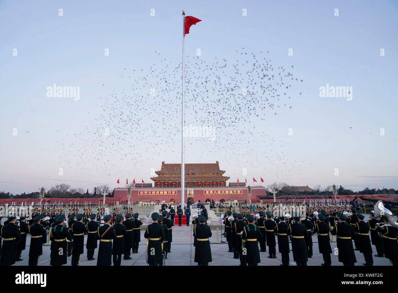 Pechino, Cina. 1a gen, 2018. Guardia d'onore del popolo cinese della Esercito di Liberazione (PLA) eseguire la bandiera nazionale di sensibilizzazione a dovere la Piazza Tian'anmen a Pechino Capitale della Cina, 1 gennaio, 2018. La responsabilità per la sorveglianza della Cina di bandiera nazionale e sparare cannoni salutano in piazza Tiananmen è stata trasferita al popolo cinese della Esercito di liberazione da gen. 1, 2018, come autorizzato dal Comitato Centrale del Partito comunista cinese. Prima di Gen 1, la cerimonia di premiazione è stata condotta dalla polizia armata. Credito: Xing Guangli/Xinhua/Alamy Live News Foto Stock
