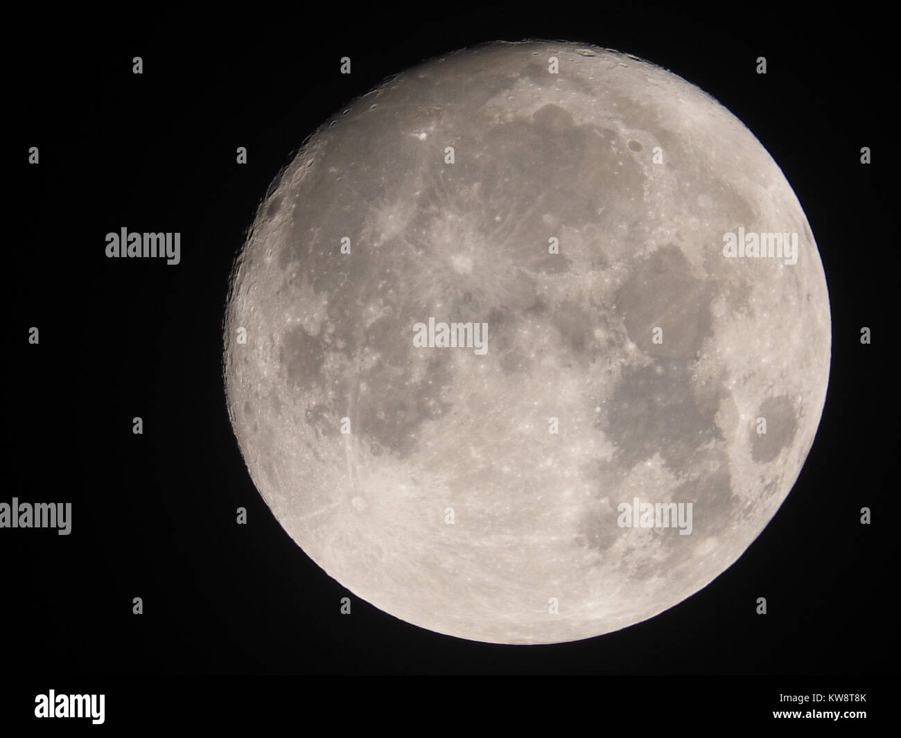 Sheerness, Kent, Regno Unito. 1a gen, 2018. Regno Unito Meteo: la piena supermoon oltre Sheerness (scattate con una reflex digitale). Il supermoon è stimata essere fino al 30 percento più luminoso e 14% più grande di quella di una normale luna piena. Credito: James Bell/Alamy Live News Foto Stock