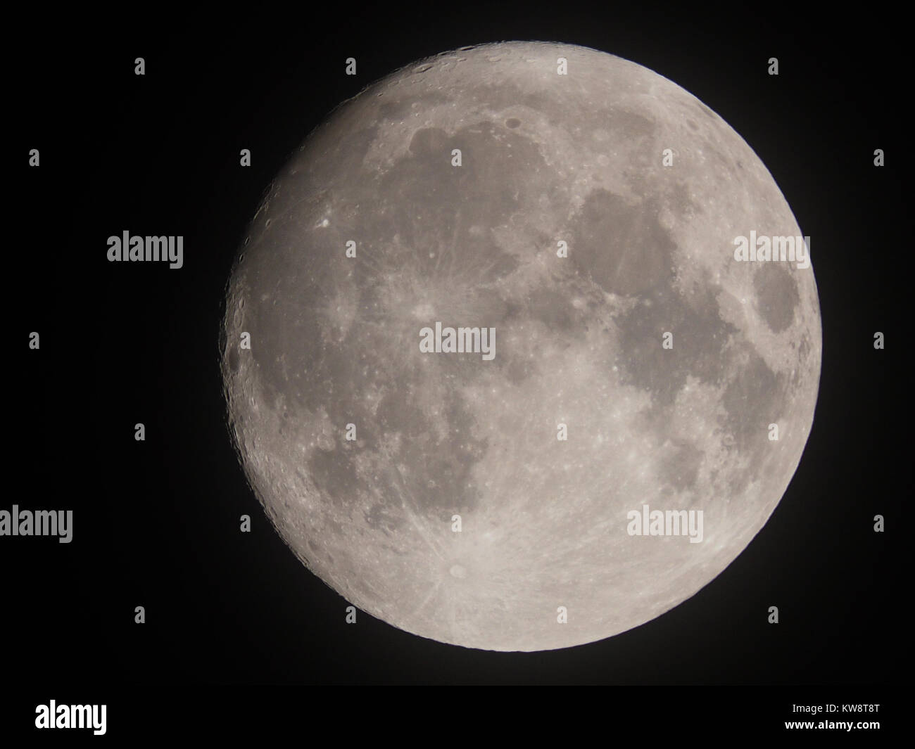 Sheerness, Kent, Regno Unito. 1a gen, 2018. Regno Unito Meteo: la piena supermoon oltre Sheerness (scattate con una reflex digitale). Il supermoon è stimata essere fino al 30 percento più luminoso e 14% più grande di quella di una normale luna piena. Credito: James Bell/Alamy Live News Foto Stock