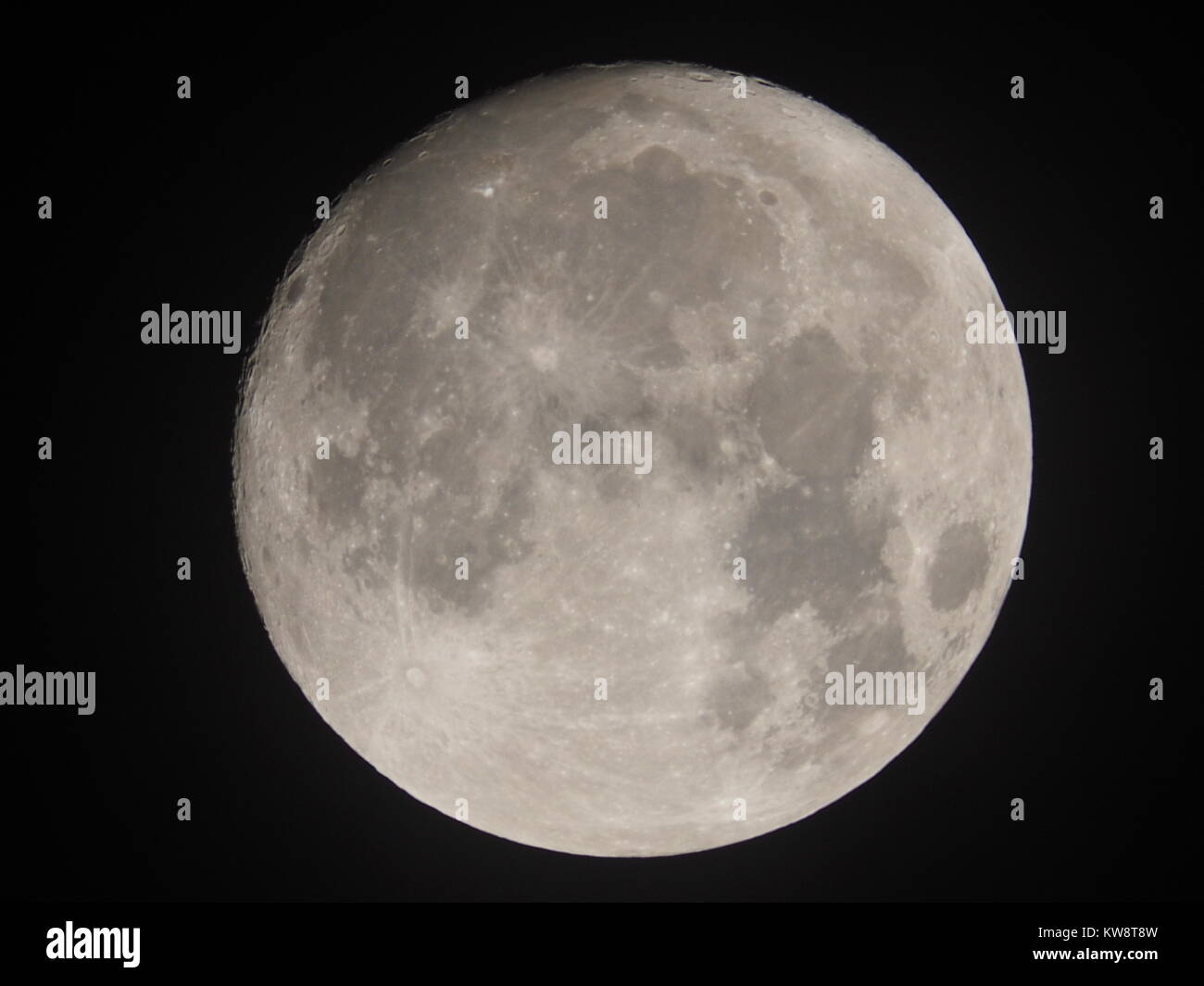 Sheerness, Kent, Regno Unito. 1a gen, 2018. Regno Unito Meteo: la piena supermoon oltre Sheerness (scattate con una reflex digitale). Il supermoon è stimata essere fino al 30 percento più luminoso e 14% più grande di quella di una normale luna piena. Credito: James Bell/Alamy Live News Foto Stock