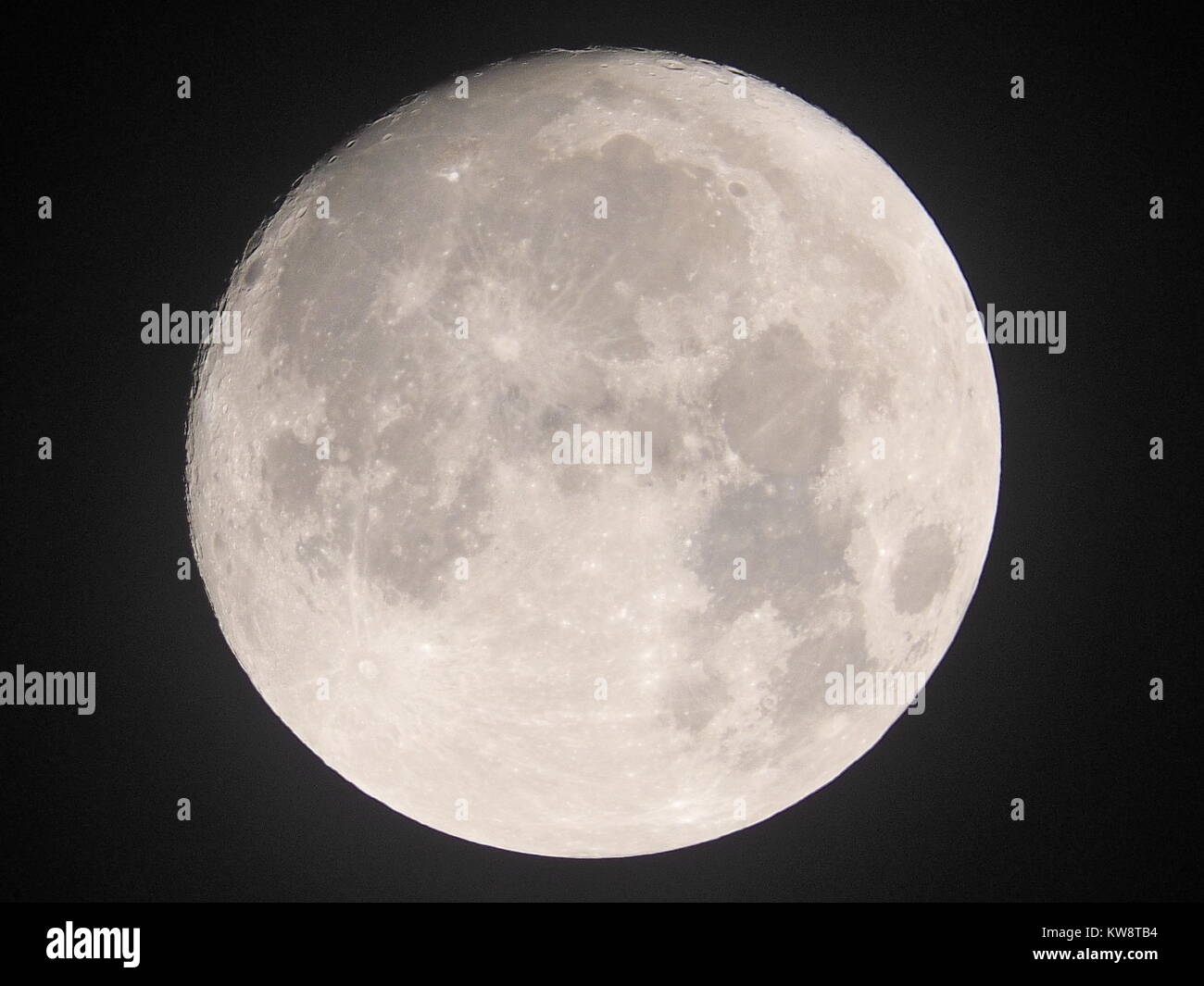 Sheerness, Kent, Regno Unito. 1a gen, 2018. Regno Unito Meteo: la piena supermoon oltre Sheerness (scattate con una reflex digitale). Il supermoon è stimata essere fino al 30 percento più luminoso e 14% più grande di quella di una normale luna piena. Credito: James Bell/Alamy Live News Foto Stock