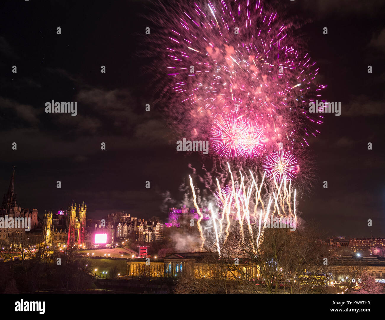Edimburgo, Scozia, Regno Unito. 31 Dic, 2017. Fuochi d'artificio sopra il castello di Edimburgo per contrassegnare il Nuovo Anno Credito: Iain Masterton/Alamy Live News Foto Stock
