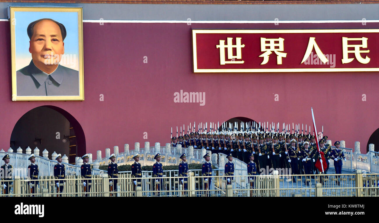 Pechino, Cina. 1a gen, 2018. Guardia d'onore del popolo cinese della Esercito di Liberazione (PLA) eseguire la bandiera nazionale di sensibilizzazione a dovere la Piazza Tian'anmen a Pechino Capitale della Cina, 1 gennaio, 2018. La responsabilità per la sorveglianza della Cina di bandiera nazionale e sparare cannoni salutano in piazza Tiananmen è stata trasferita al popolo cinese della Esercito di liberazione da gen. 1, 2018, come autorizzato dal Comitato Centrale del Partito comunista cinese. Prima di Gen 1, la cerimonia di premiazione è stata condotta dalla polizia armata. Credito: Luo Xiaoguang/Xinhua/Alamy Live News Foto Stock